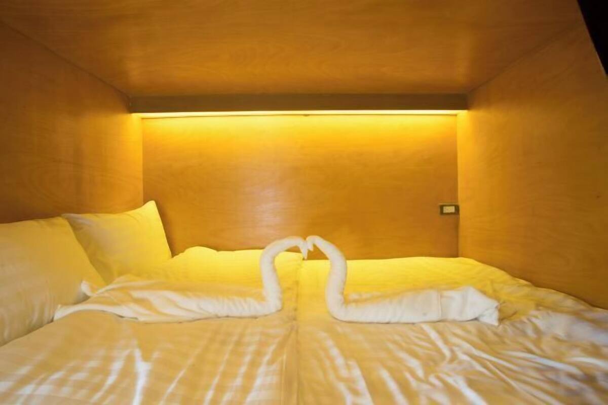 WiFi (free), bed sheets