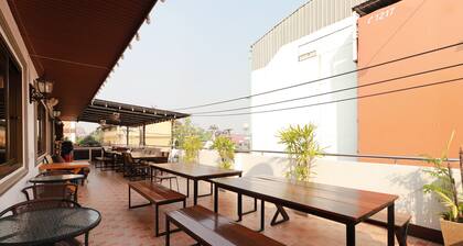 Le Light House & Hostel