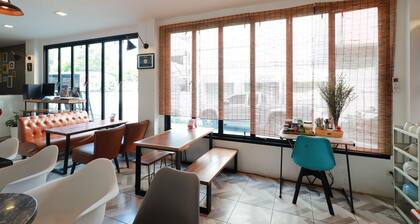 Le Light House & Hostel