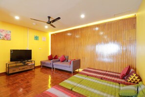 Lobby sitting area - Le Light House & Hostel (Chiang Mai)