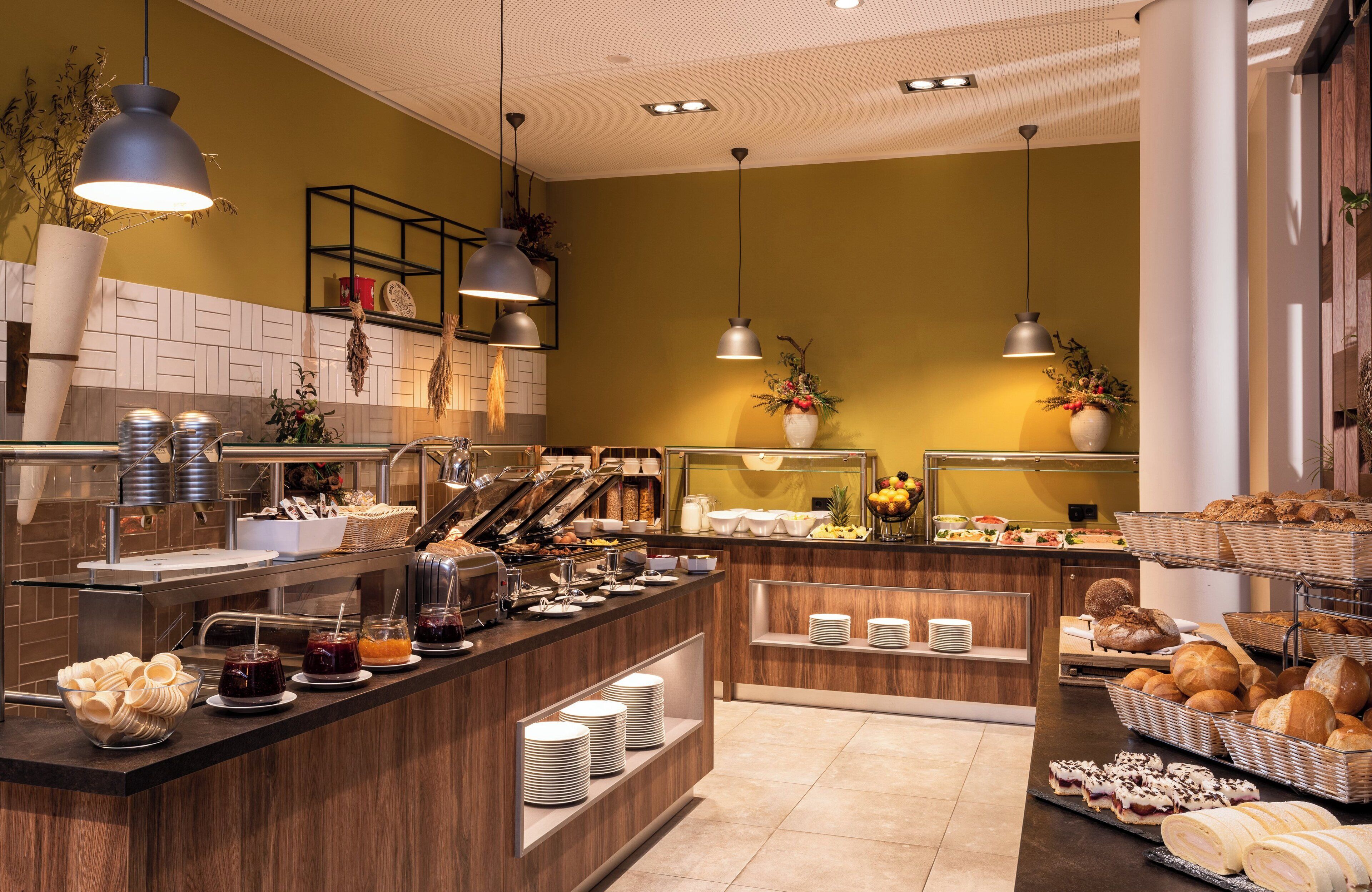 Buffet com diversas opções de comida e um espaço para café.