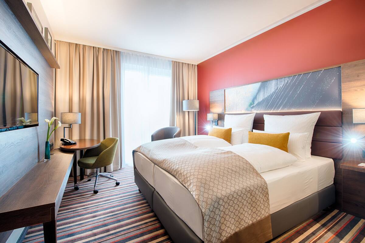 Desk, soundproofing, free WiFi, bed sheets