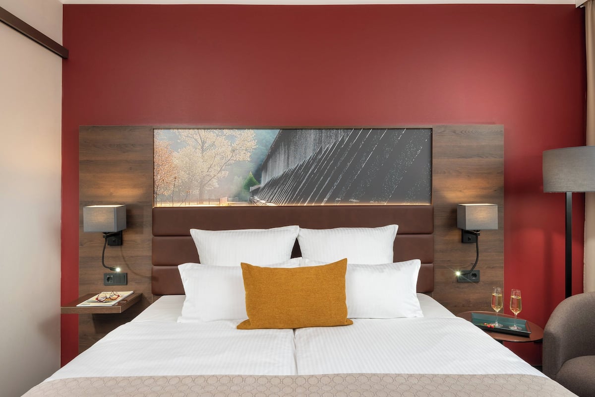 comfort room | desk, soundproofing, free wifi, bed sheets