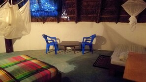 Habitación Confort (Rouge) | Escritorio, cortinas opacas, wifi gratis y ropa de cama