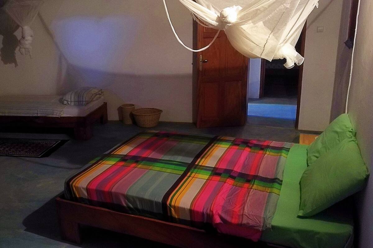 Habitación Confort (Verte) | Escritorio, cortinas opacas, wifi gratis y ropa de cama