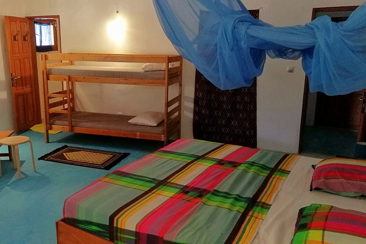Habitación familiar (Jaune) | Escritorio, cortinas opacas, wifi gratis y ropa de cama