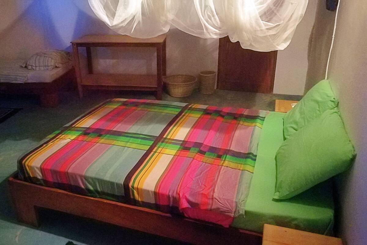 Escritorio, cortinas opacas, wifi gratis y ropa de cama