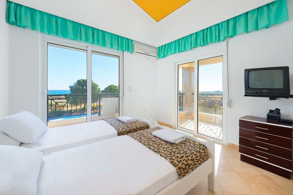 6 bedrooms, in-room safe, desk, blackout curtains