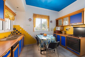 Full-size fridge, microwave, oven, stovetop