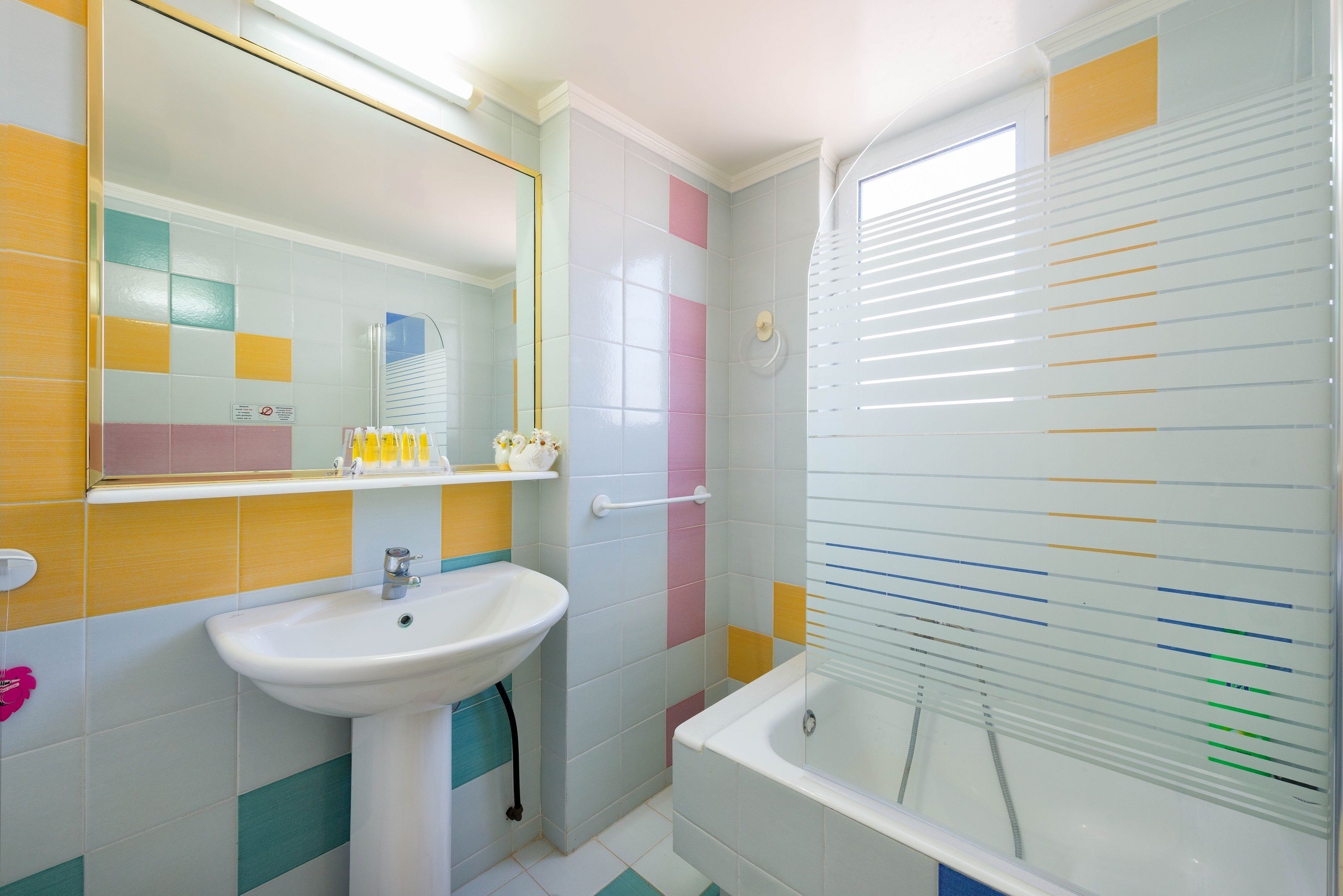 Separate tub and shower, free toiletries, hair dryer, towels - Piccolo Paradiso Villas (Rhodes)