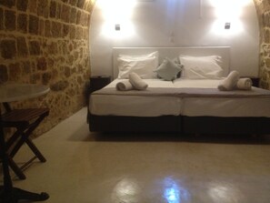 Habitación Deluxe con 1 cama doble o 2 individuales | Cortinas opacas, wifi gratis, ropa de cama