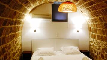 Deluxe Double or Twin Room | Blackout drapes, free WiFi, bed sheets