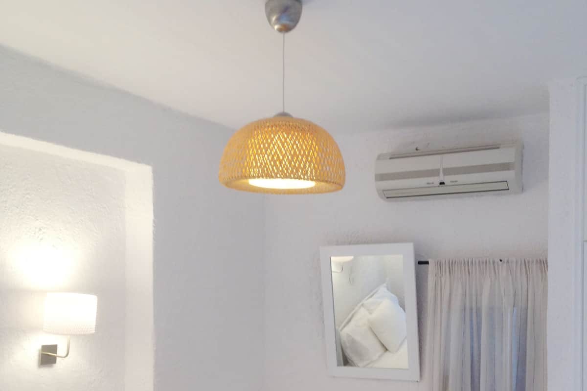 Kamar Double Standar | Tirai kedap cahaya, Wi-Fi gratis, dan seprai linen
