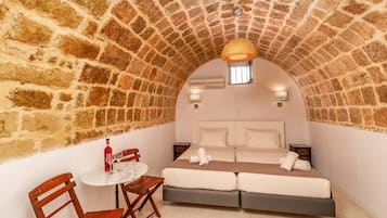 Dobbelt- eller tomannsrom – deluxe, spabadekar | Blendingsgardiner, wi-fi (inkludert) og sengetøy