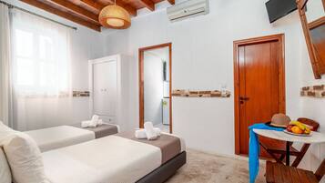 Blackout drapes, free WiFi, bed sheets