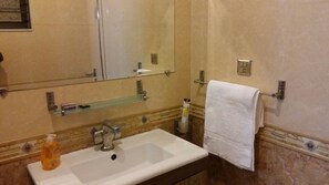 Regadera, regadera tipo lluvia, amenidades de baño gratuitas, batas