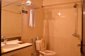 Regadera, amenidades de baño gratuitas, batas, toallas