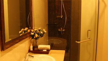 Shower, rainfall showerhead, free toiletries, bathrobes