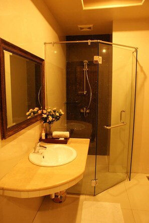 Douche, douche à « effet pluie », articles de toilette gratuits