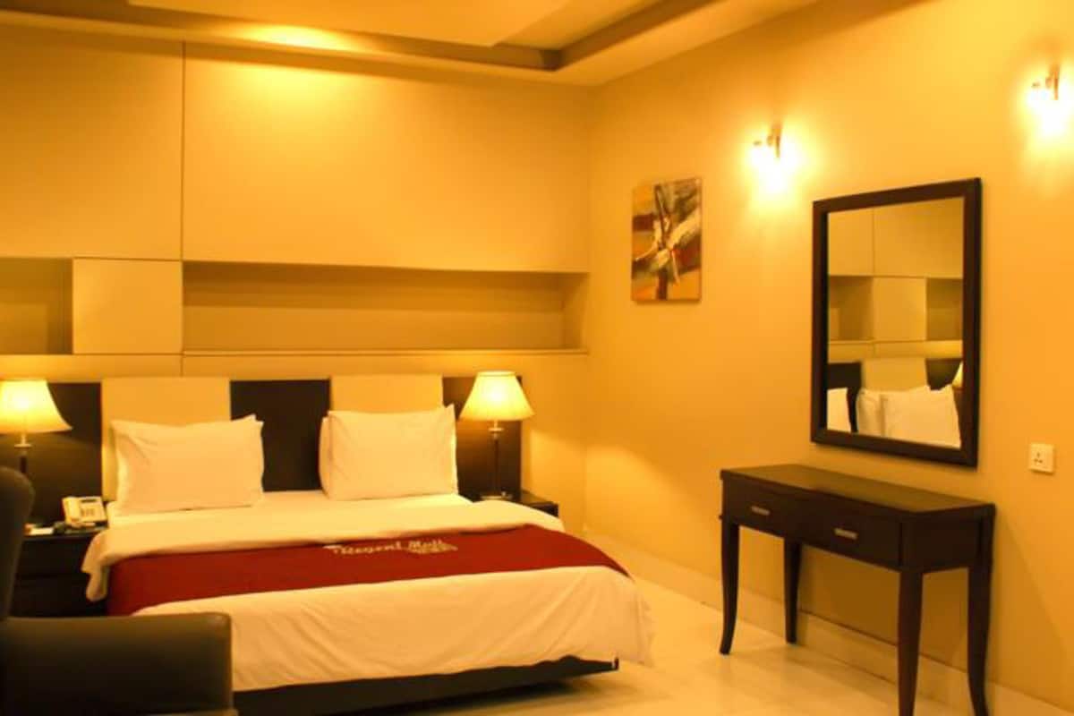 Desk, blackout drapes, rollaway beds, free WiFi