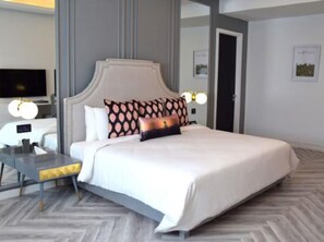 迷你吧、書桌、隔音、床單