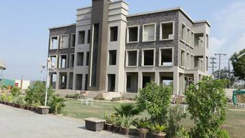 المنشأة من الخارج