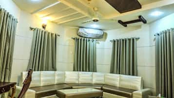 Junior Suite | Lobby sitting area