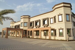 Vista frontal de la propiedad