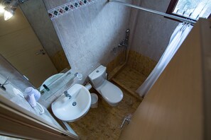 Standard Studio | Bathroom | Shower, free toiletries, hair dryer, towels - Margarita Apartments (Preveza)