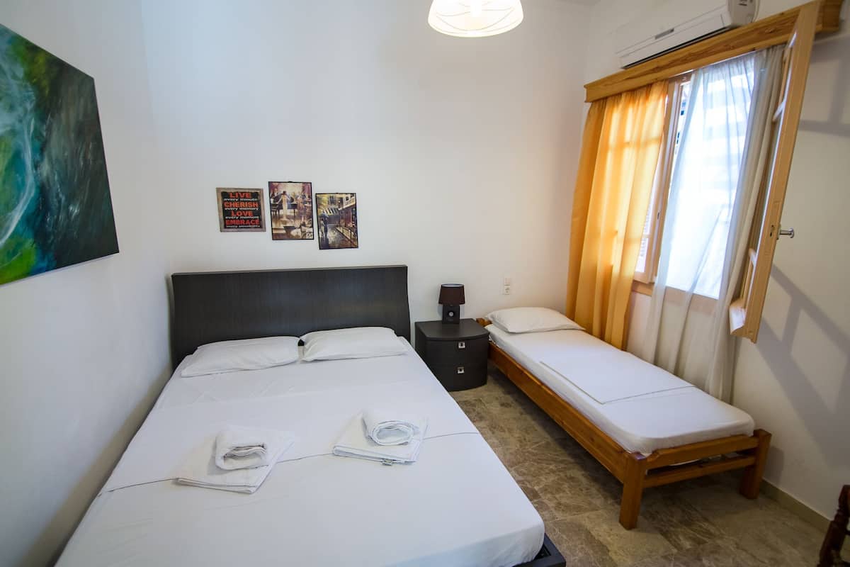 Standard Studio | Free cots/infant beds, free WiFi, bed sheets