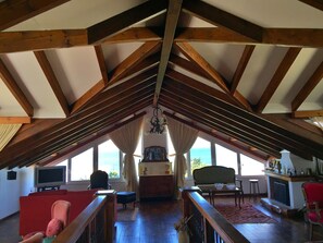 Loft, 2 habitaciones | Área de sala de estar | Televisión 