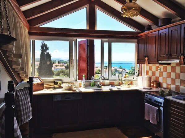 Loft, 2 habitaciones | Cocina privada | Refrigerador, parrilla de estufa y utensilios de cocina 