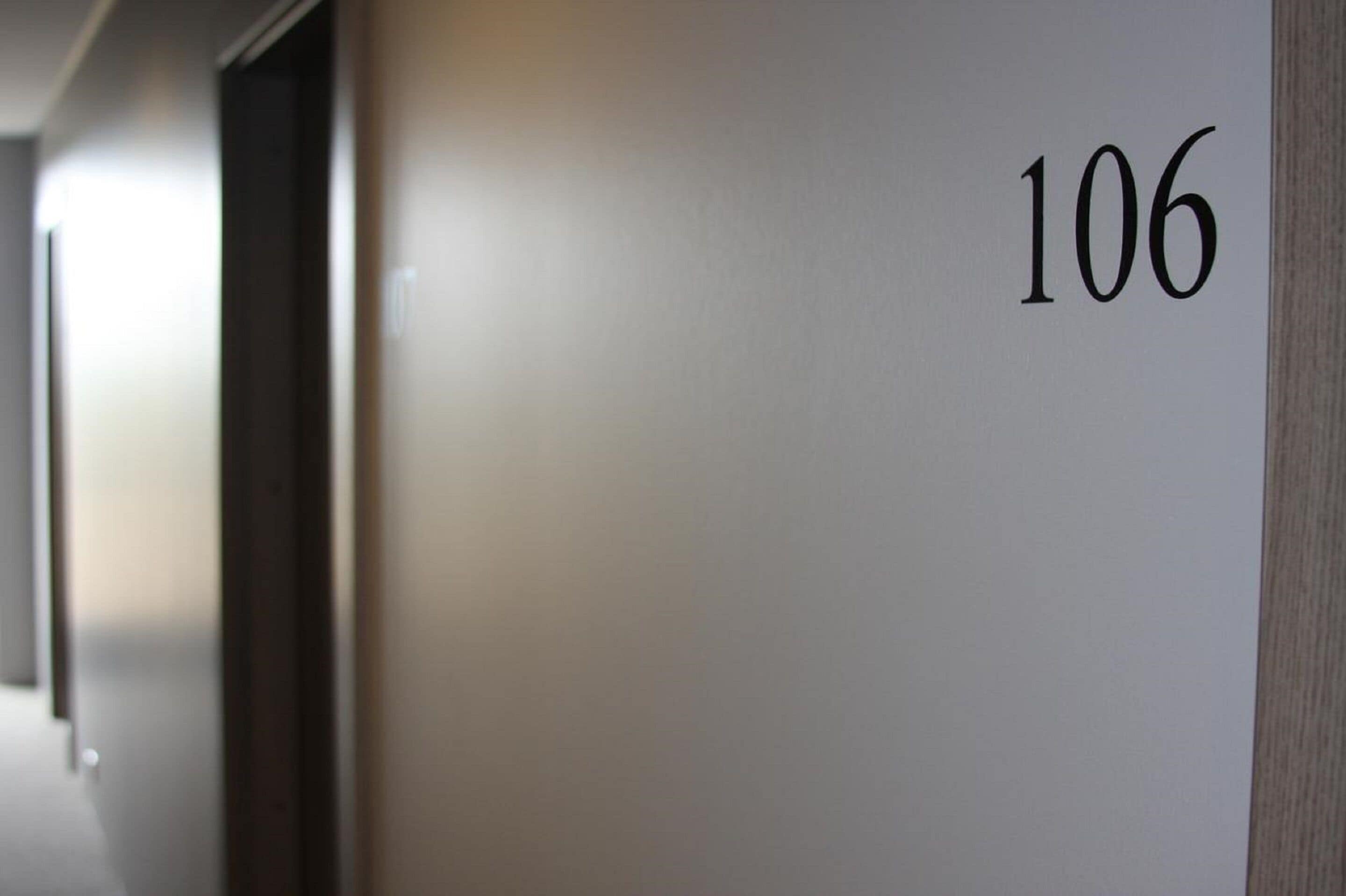 Un pasillo con un cartel que muestra el número 106.