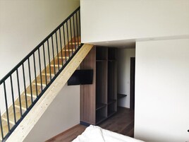 Family Room | Desk, soundproofing, free WiFi, bed sheets