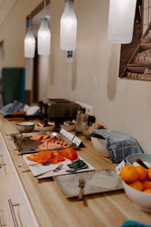 Café da manhã com buffet grátis todos os dias