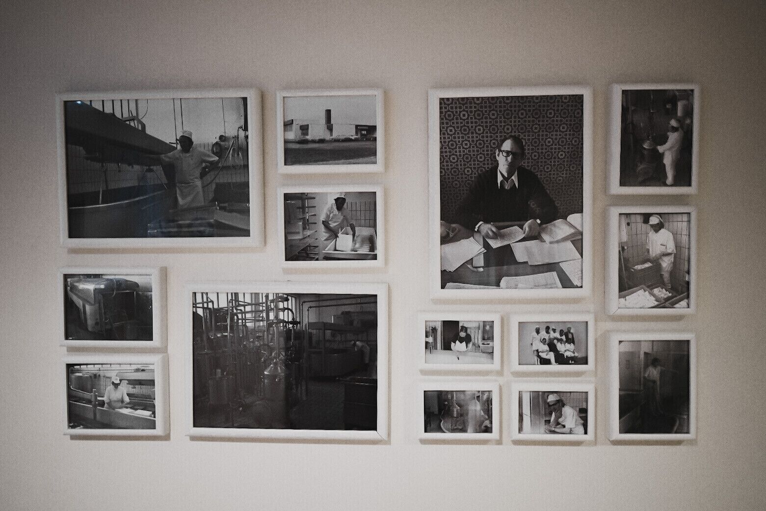 Pared con múltiples fotografías en blanco y negro que muestran diferentes escenas industriales y maquinaria.