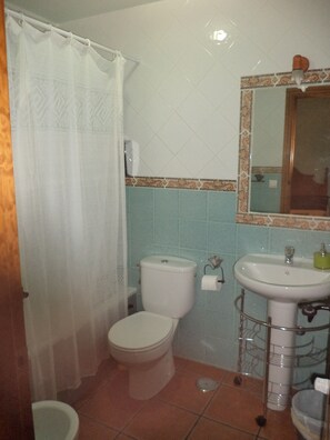 Habitación doble | Baño | Amenidades de baño gratuitas y toallas