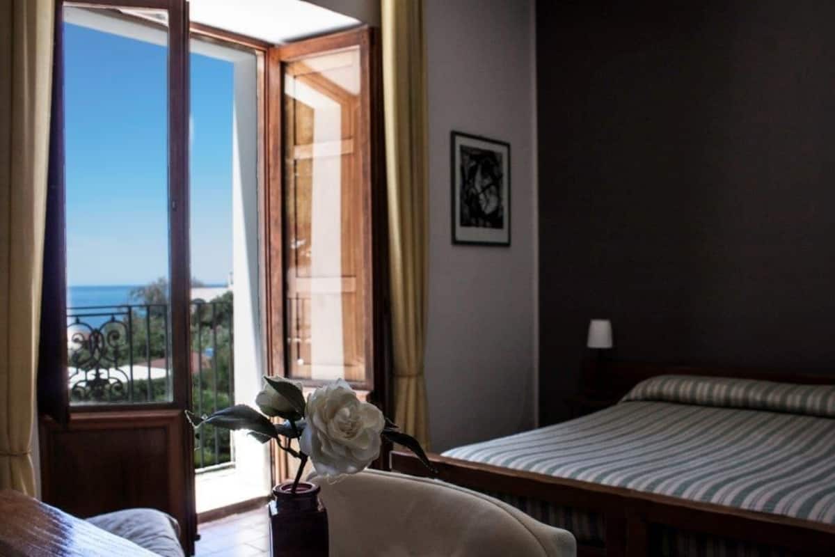 Double Room, Balcony, Sea View | Desk, cots/infant beds