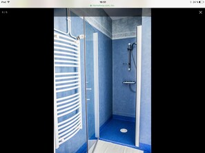 Comfort Apartment, Park View | Bathroom shower