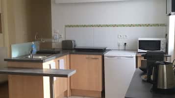 Refrigerador, microondas, placa de cocina, cafetera expreso