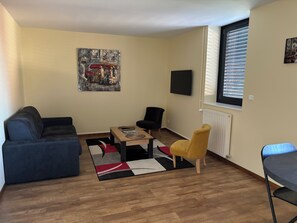 Căn hộ có thiết kế đặc sắc, 1 giường đôi và sofa giường, không hút thuốc, quang cảnh vườn | Khu phòng khách | TV màn hình phẳng 0-inch có truyền hình kỹ thuật số, TV 