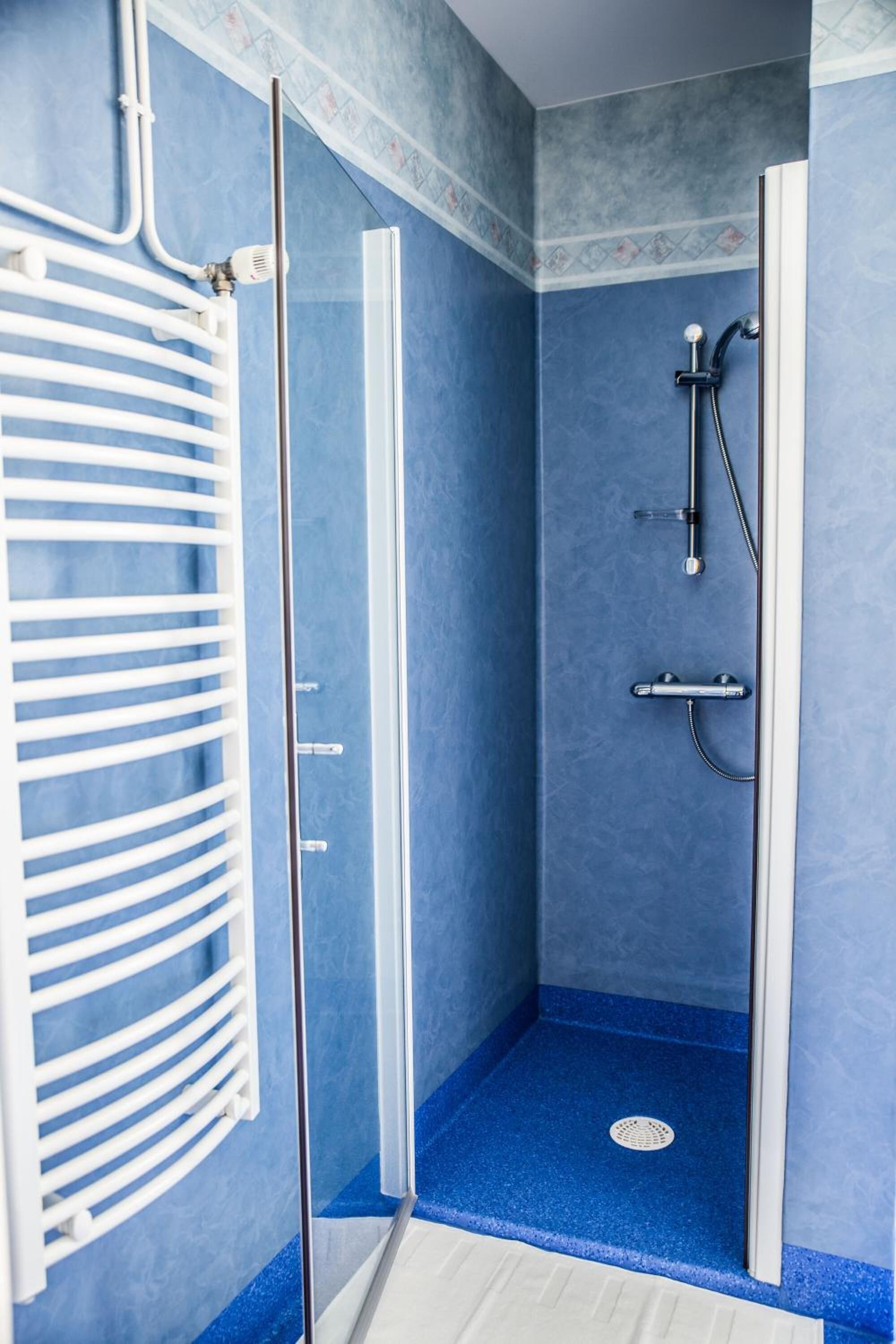 Standard Apartment | Bathroom | Shower, hair dryer, towels