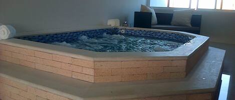 Jetted tub