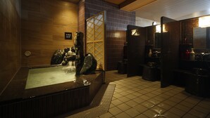 Une salle de bain moderne avec un jacuzzi, des murs carrelés et un miroir.