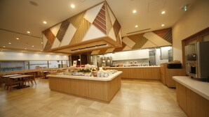 Une cuisine moderne avec des meubles en bois, un îlot central et des appareils électroménagers en acier inoxydable.