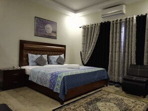 Minibar, soundproofing, iron/ironing board, free WiFi - Sea View Lodge (Karachi)