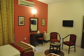 Deluxe-værelse | Opholdsområde | LCD-tv