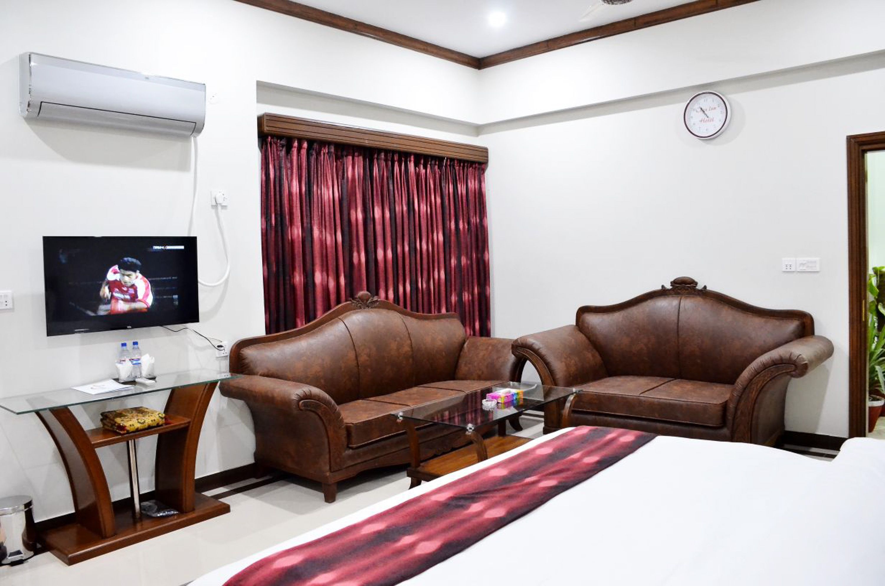 行政双床房 | 迷你吧、客房内保险箱、折叠床/加床（额外收费）、免费 WiFi