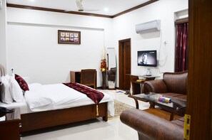 Executive Twin Room | Minibar, in-room safe, rollaway beds, free WiFi