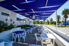Poolside bar